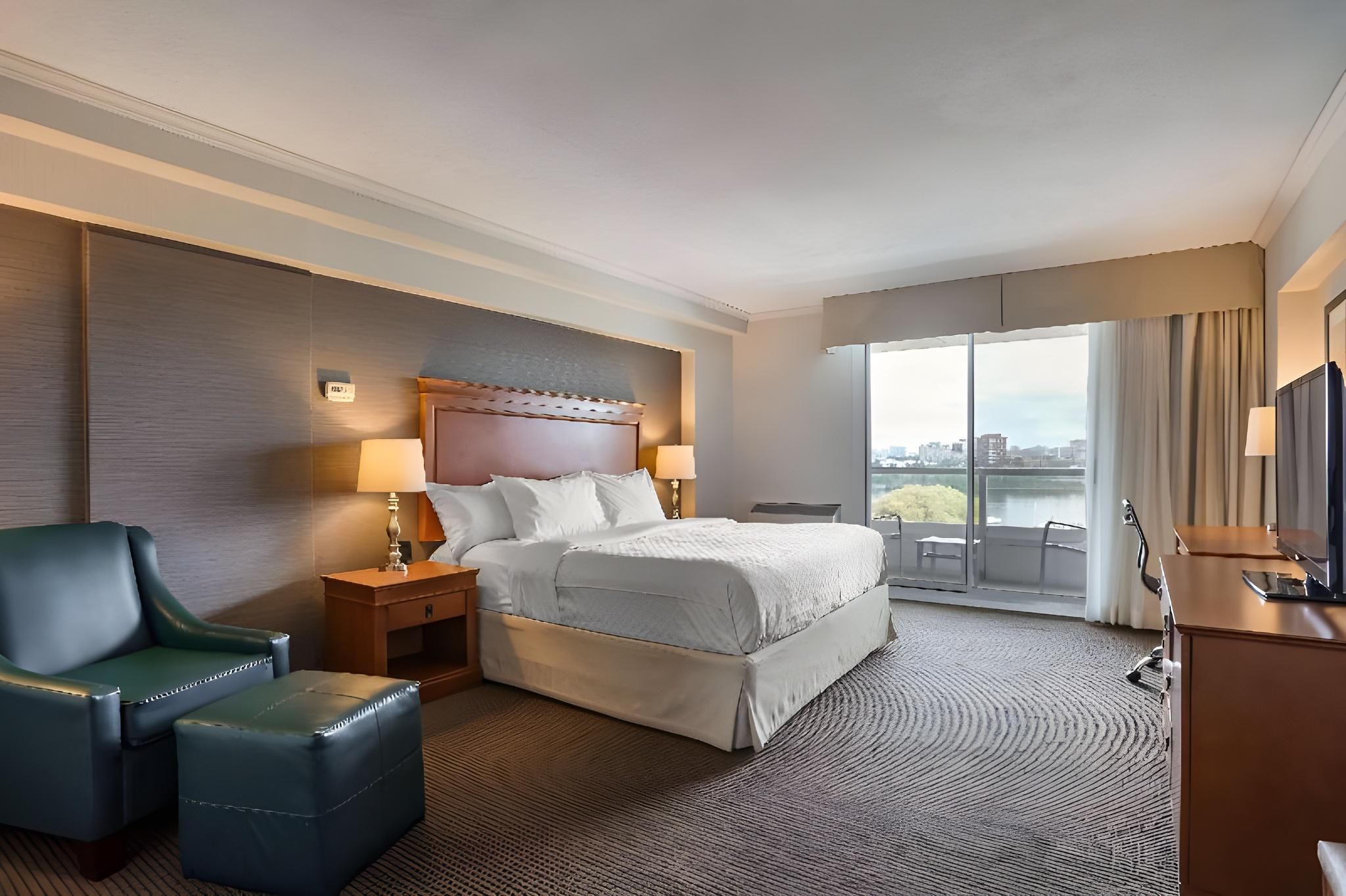 Best Western Plus Gatineau-Ottawa Downtown 1 King Bed, Nonsmoking, River View