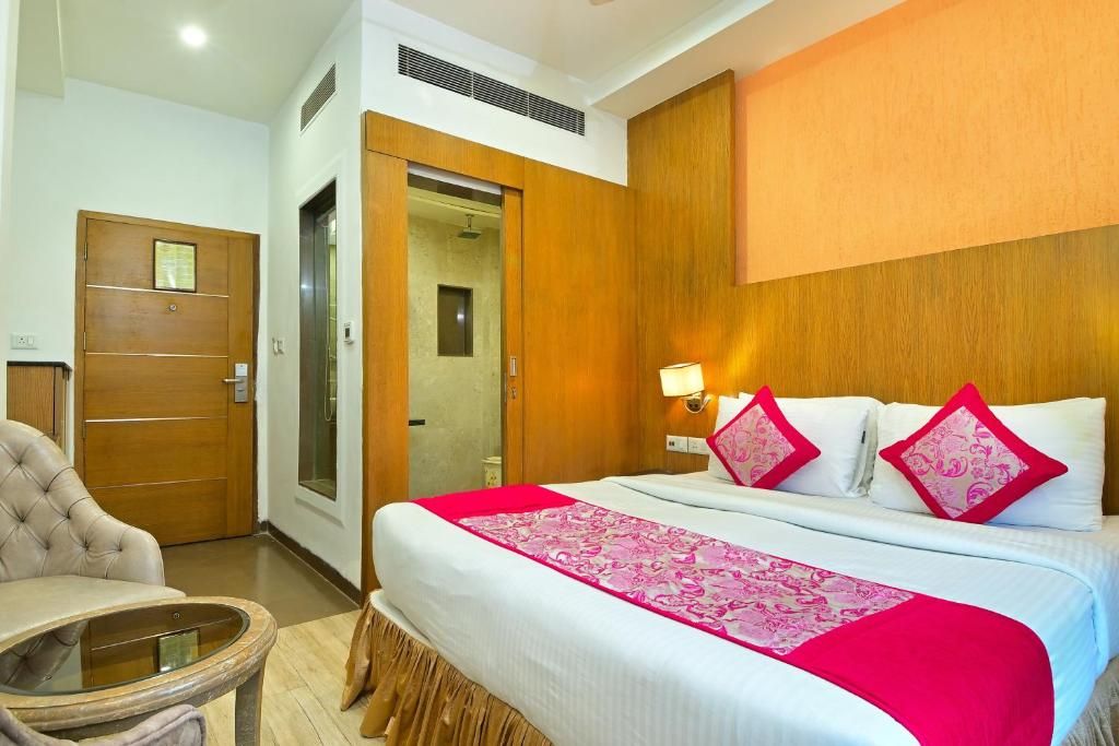 Suite Room with Extra Living Area and Sofas