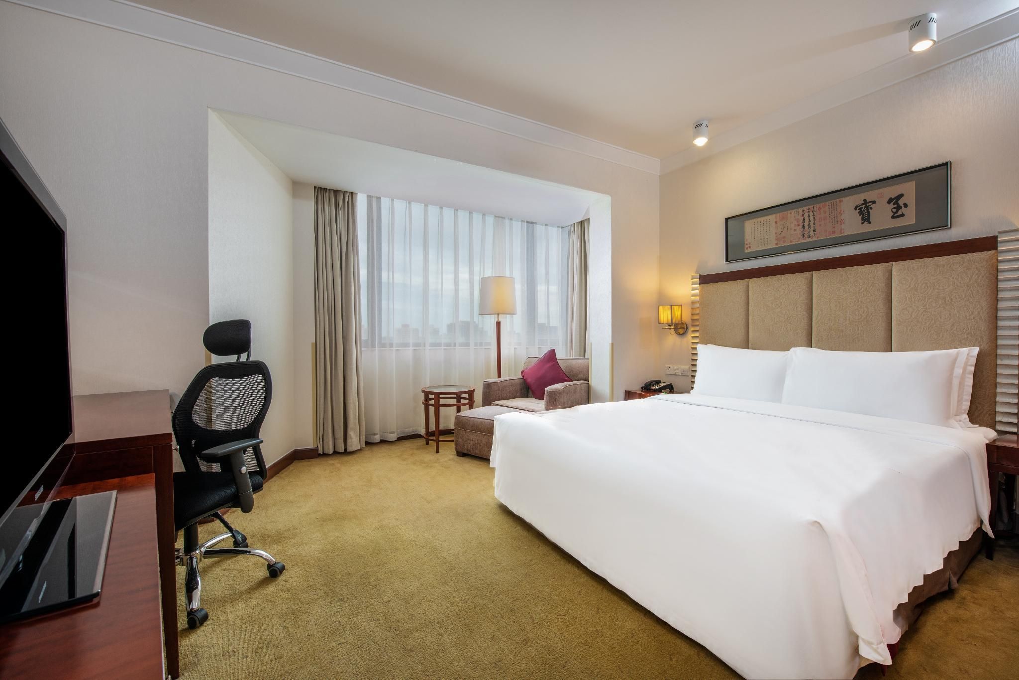 1 King Standard Lounge Access