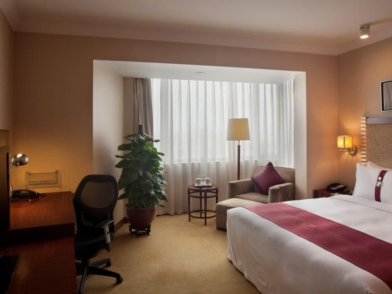 1 King Standard High Floor