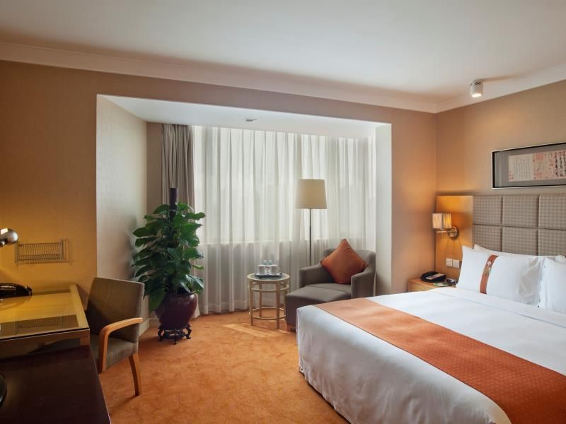 1 King Standard Lounge Access