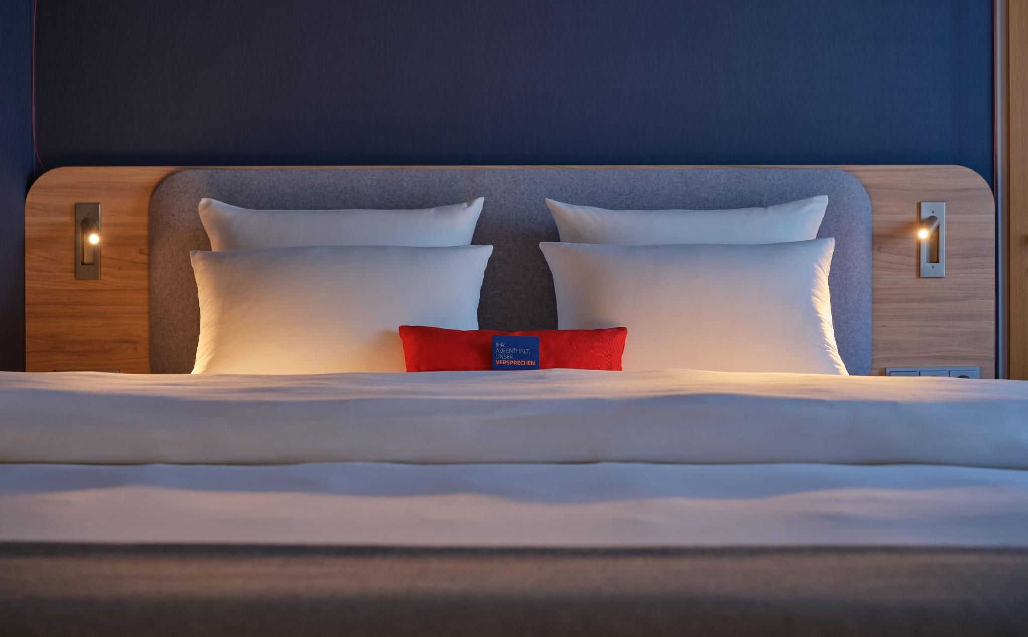 1 Queen Bed Standard Accessible