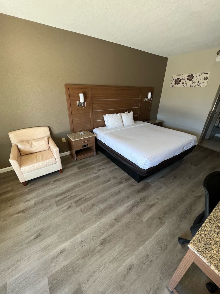 Standard Room, 1 King Bed, Non Smoking