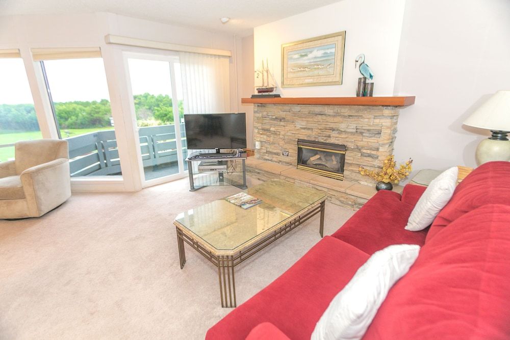 The Grey Gull Signature Room, 1 King Bed with Sofa bed, Kitchen, Pool View (1 Bedroom Unit- Room 209-Pet Friendly) 7