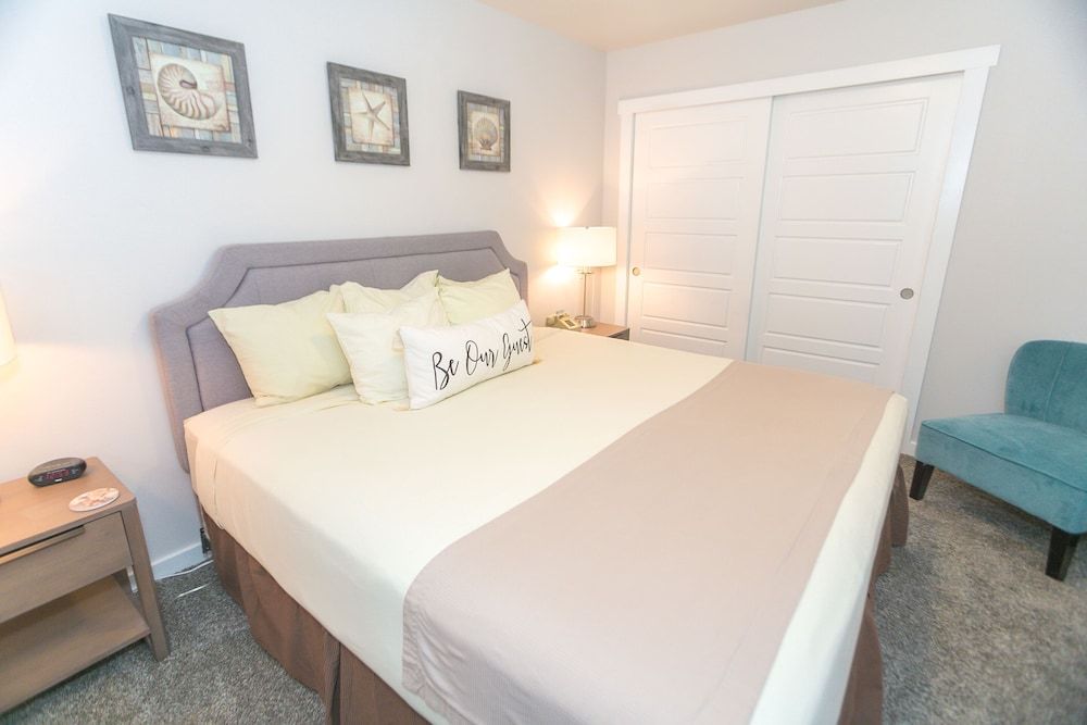 The Grey Gull Signature Room, 1 King Bed with Sofa bed, Kitchen, Pool View (1 Bedroom Unit- Room 203-No Pets) 3