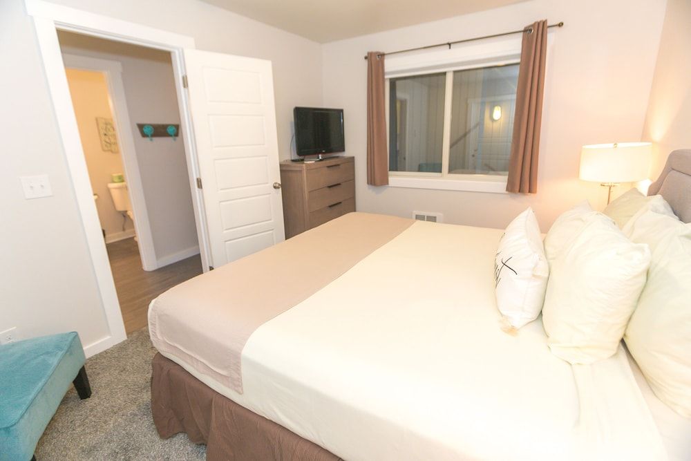 The Grey Gull Signature Room, 1 King Bed with Sofa bed, Kitchen, Pool View (1 Bedroom Unit- Room 203-No Pets) 5