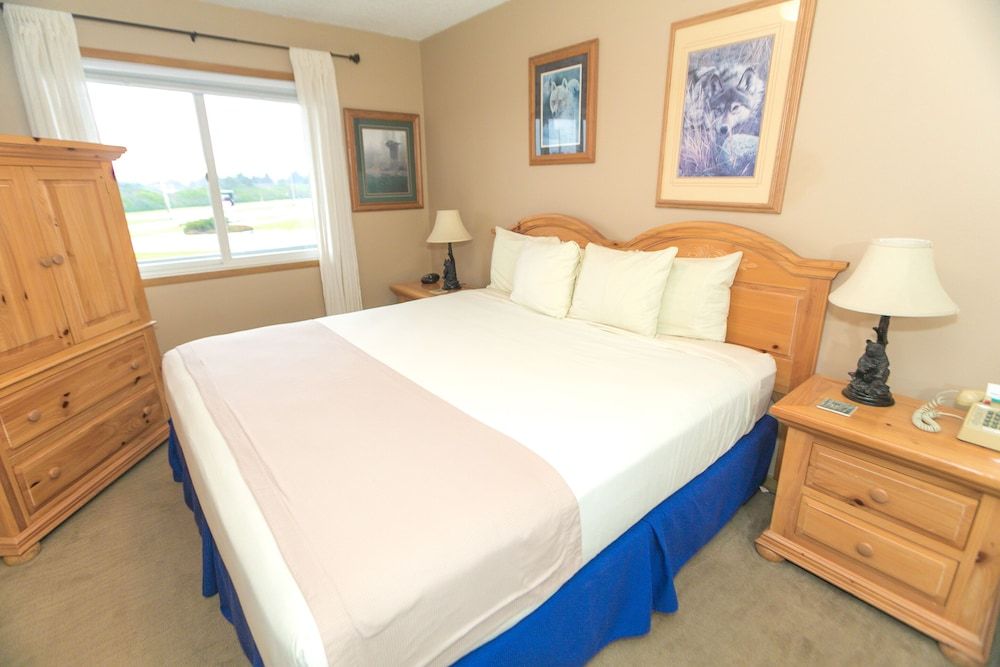 The Grey Gull Signature Room, Multiple Beds, Kitchen, Pool View (1 Bedroom Unit- Room 205-No Pets) 2