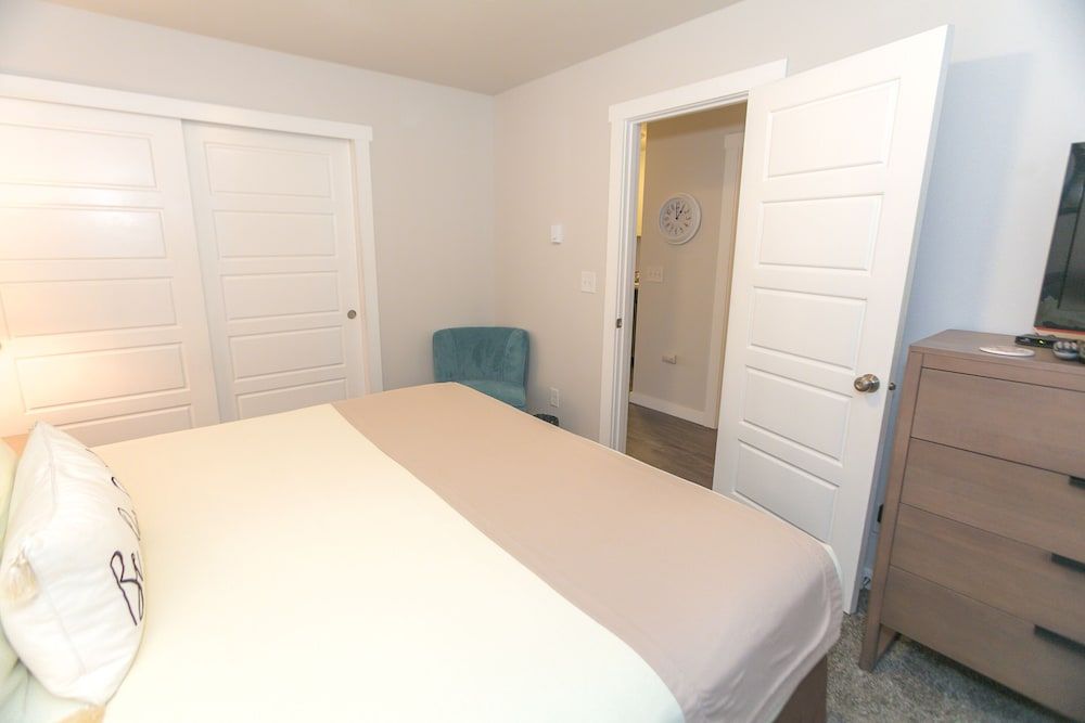 The Grey Gull Signature Room, 1 King Bed with Sofa bed, Kitchen, Pool View (1 Bedroom Unit- Room 203-No Pets) 4