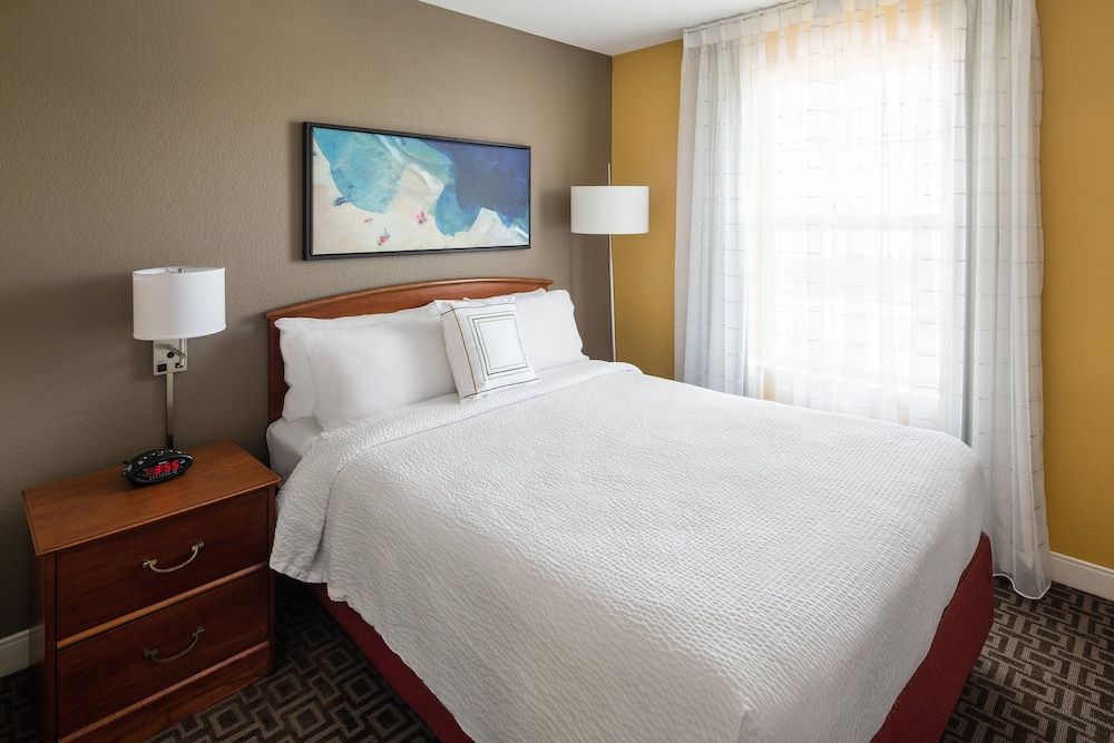 Suite, 2 Bedrooms (Mobility/Hearing Access, Roll-In Shwr)