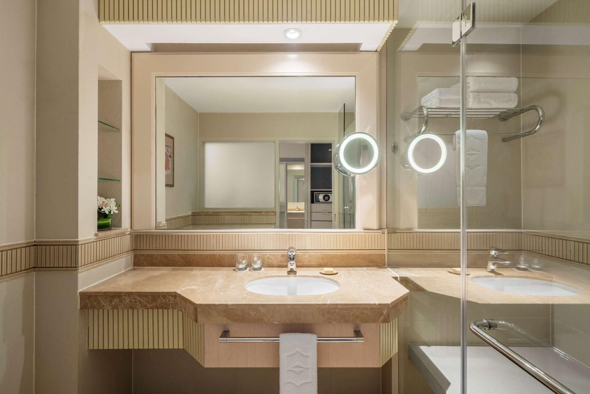 Deluxe King Room with Sea View