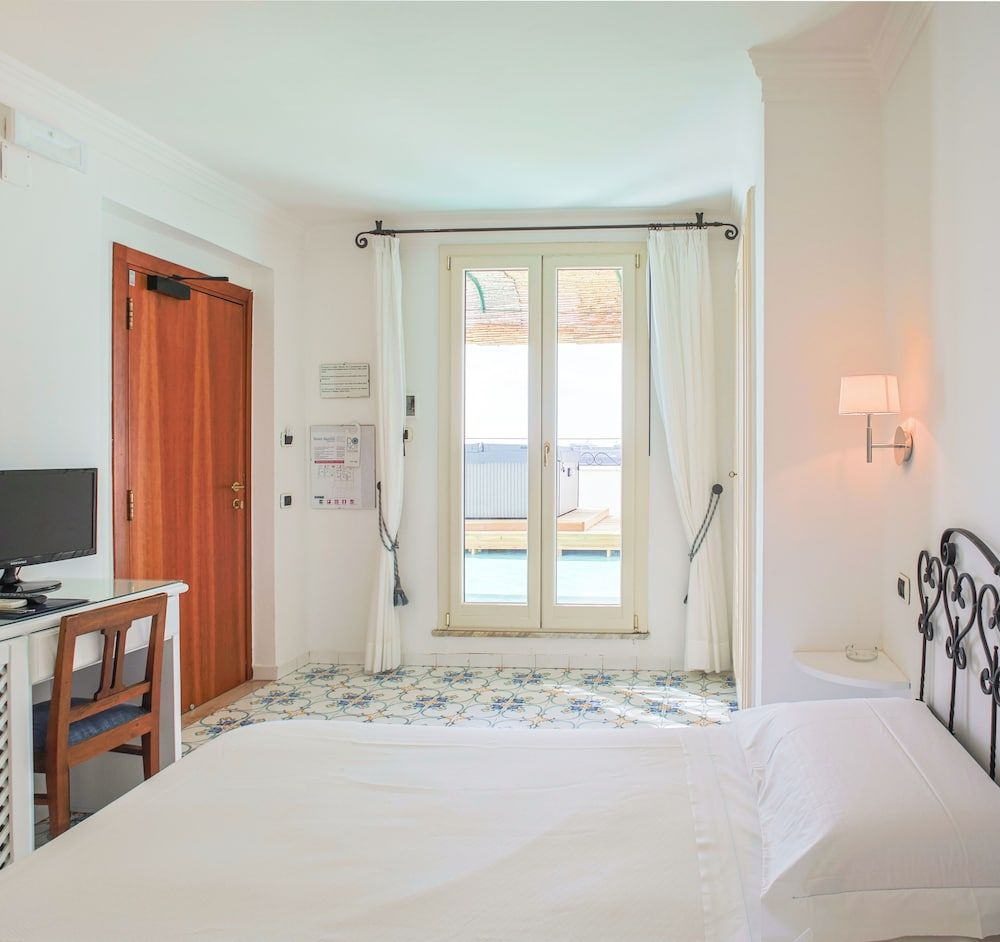 undefined Hotel Aurora 7
