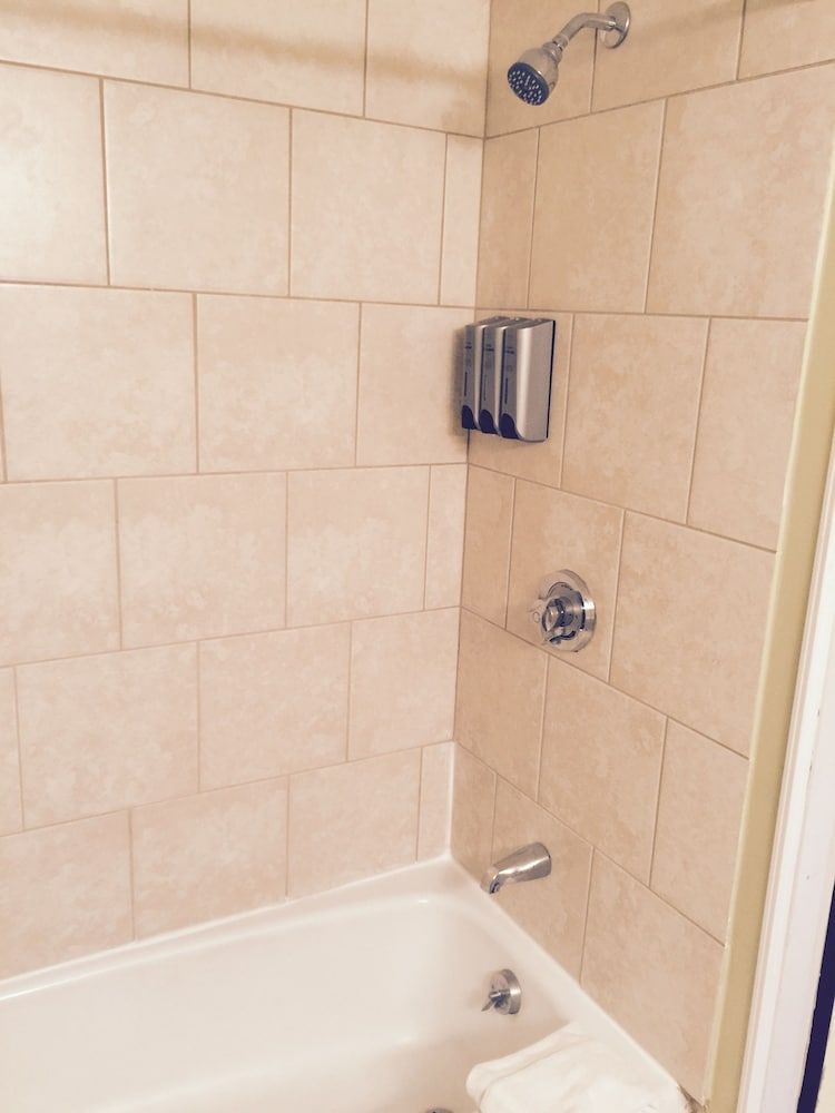 Colonial Motel And Spa Standard Room, 2 Queen Beds 5