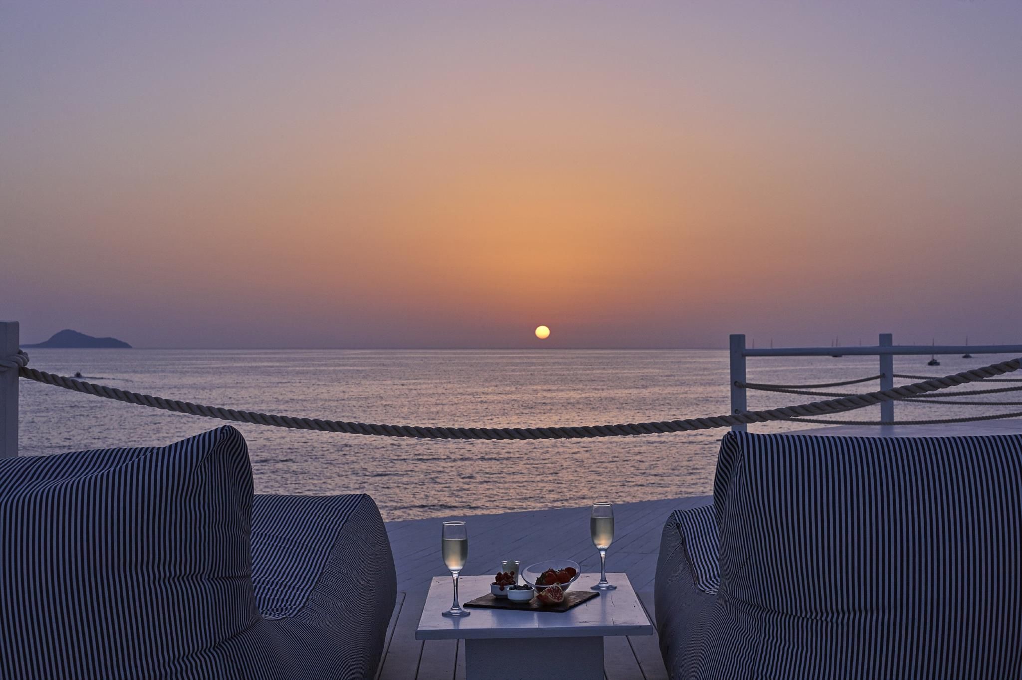 swimming pool [outdoor]