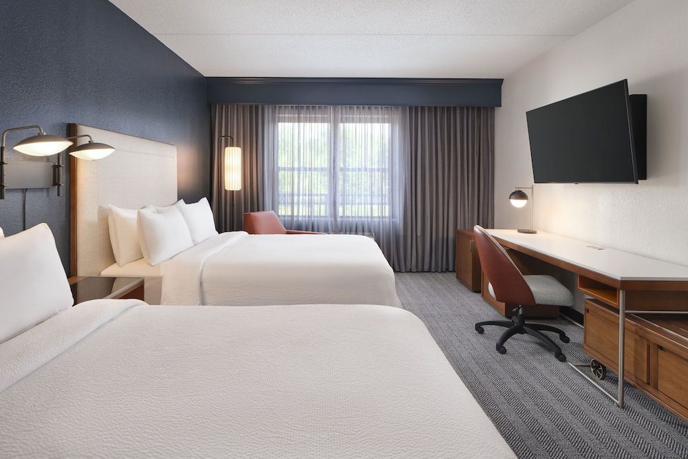 Room, 2 Queen Beds (Mobility Accessible, Tub)