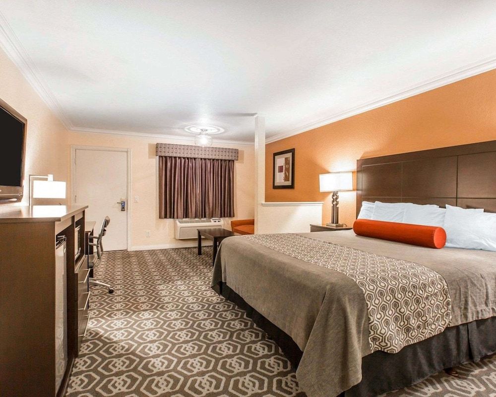 Suite, 1 King Bed, Accessible, Non Smoking
