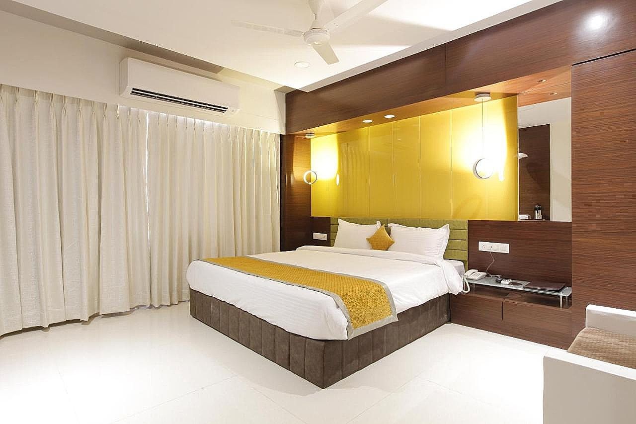 Premium King bed room and fast wifi (Unmarried couples are not allowed)