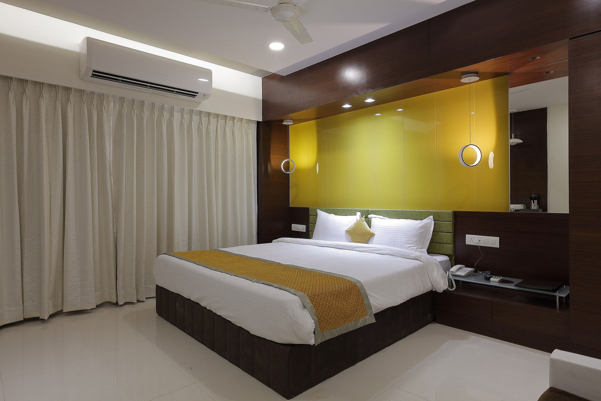 Premium King bed room and fast wifi (Unmarried couples are not allowed)