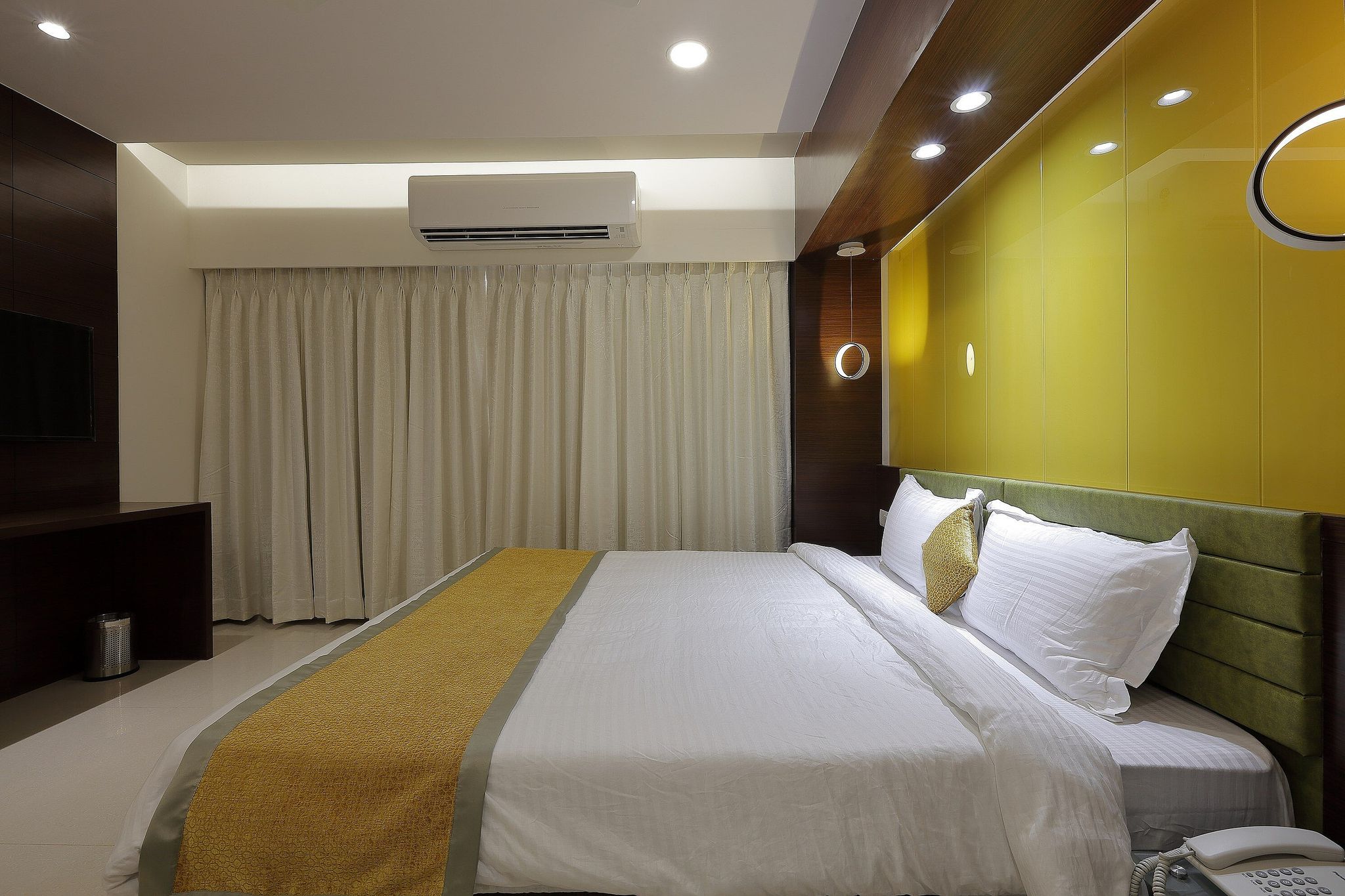 Premium King bed room and fast wifi (Unmarried couples are not allowed)