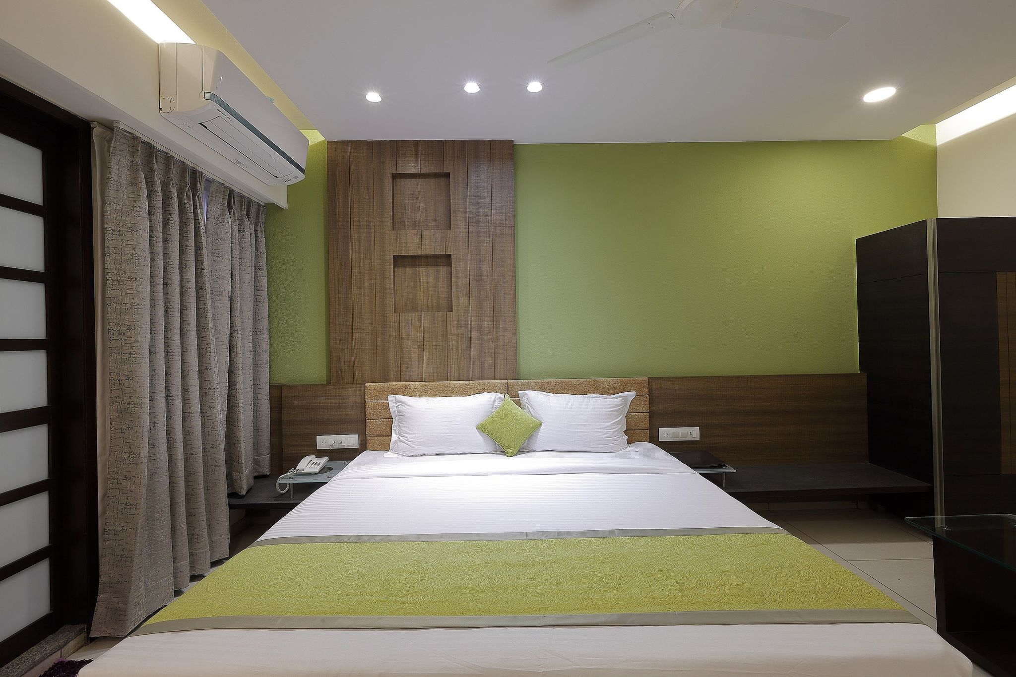 Premium King bed room and fast wifi (Unmarried couples are not allowed)