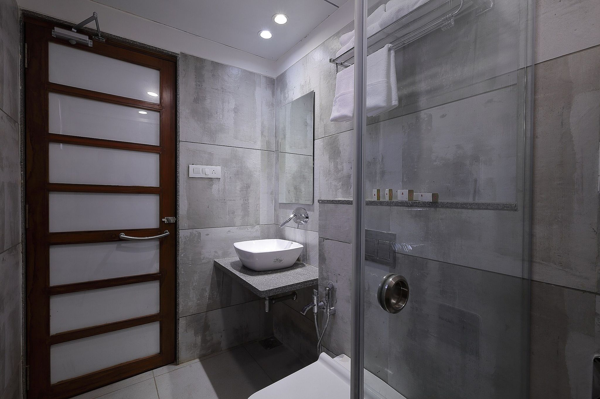 Premium King bed room and fast wifi (Unmarried couples are not allowed)