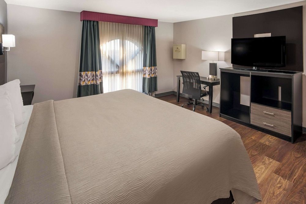 1 King Bed, Suite, Nonsmoking