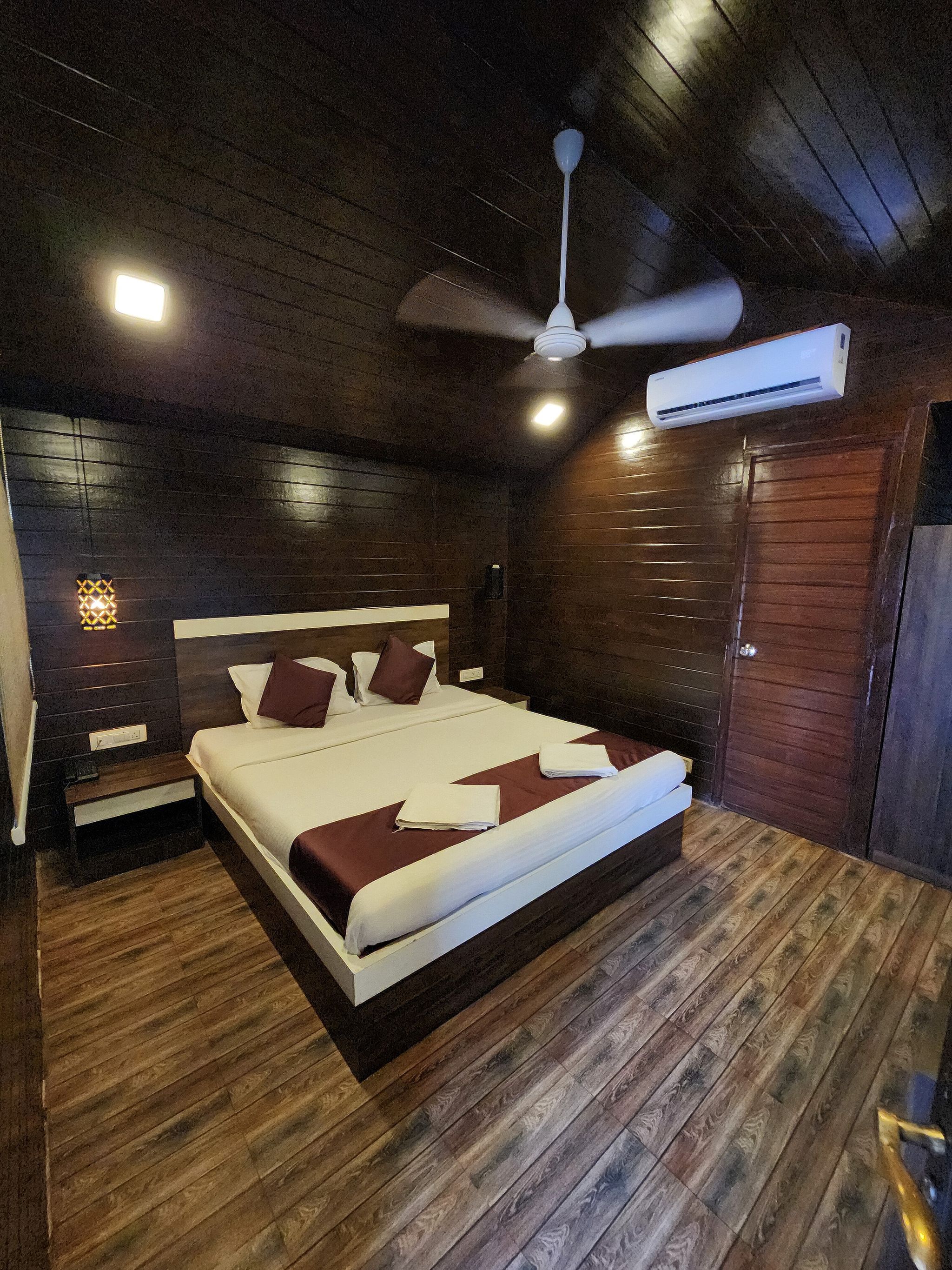 Wood House Beach Resort Premium Cottage 3