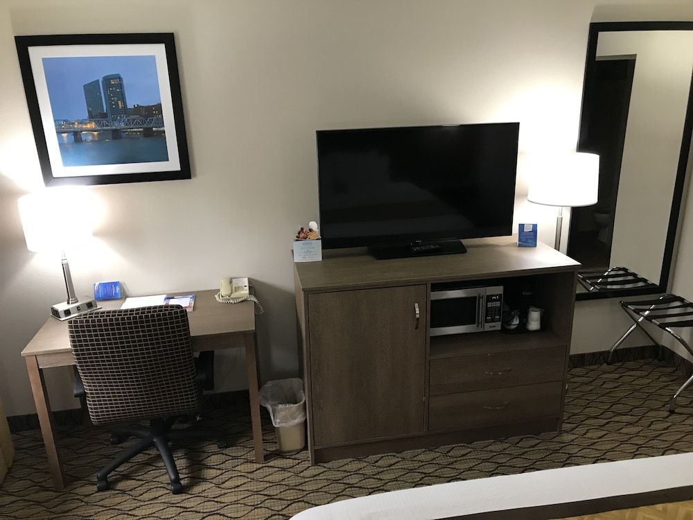 Economy Suite, 1 King Bed, Kitchenette