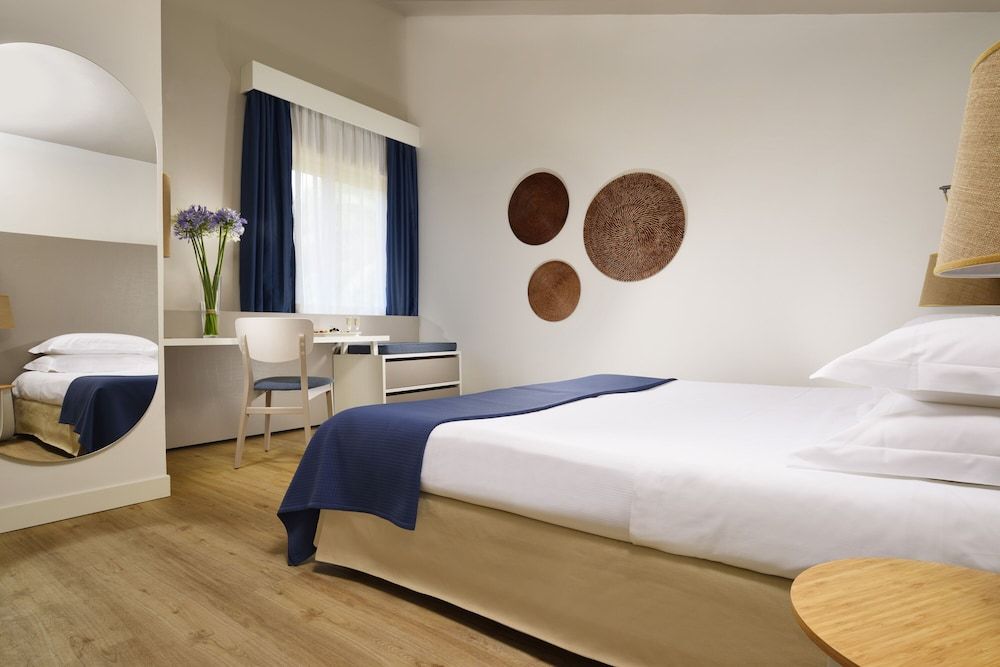 Superior Villa (Double 1 Single Bed)
