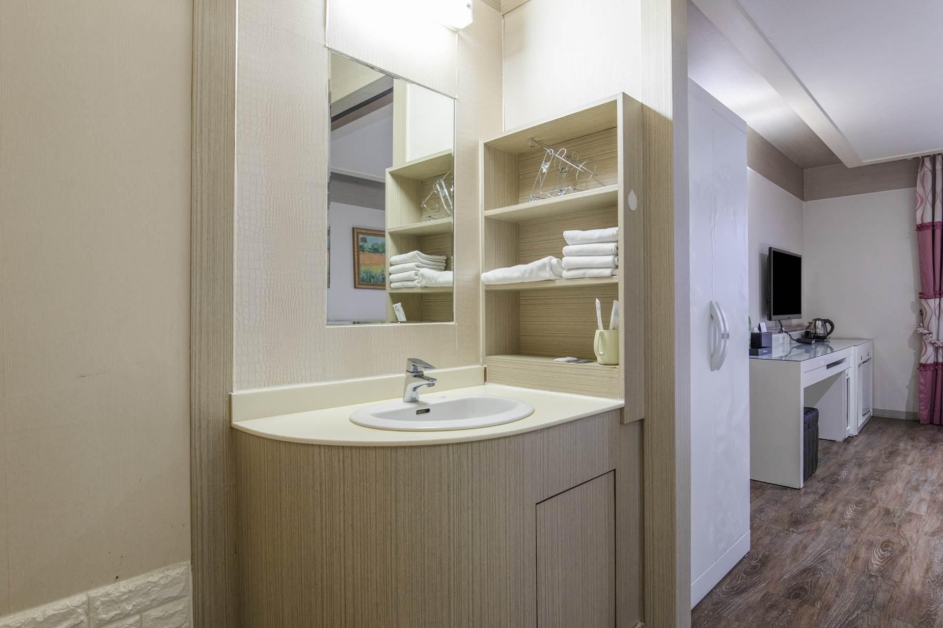 Incheon Airport Hotel Deluxe Twin Room 9