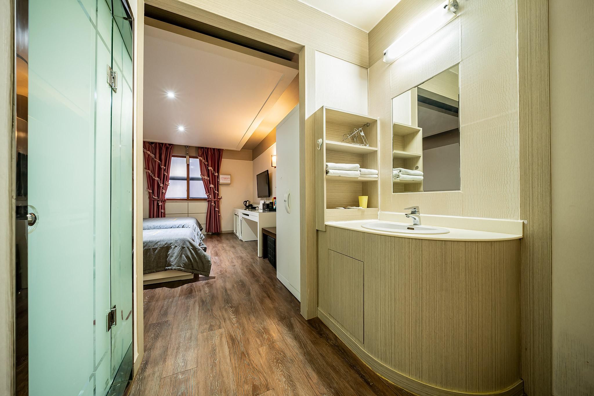 Incheon Airport Hotel Standard Double Room 8