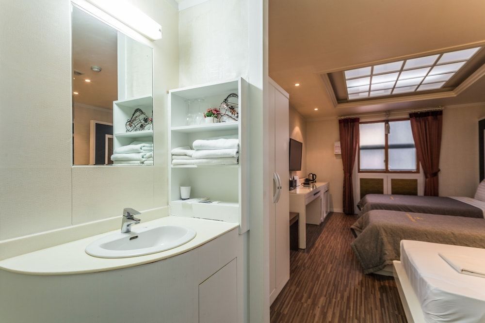 Incheon Airport Hotel Deluxe Twin Room 6