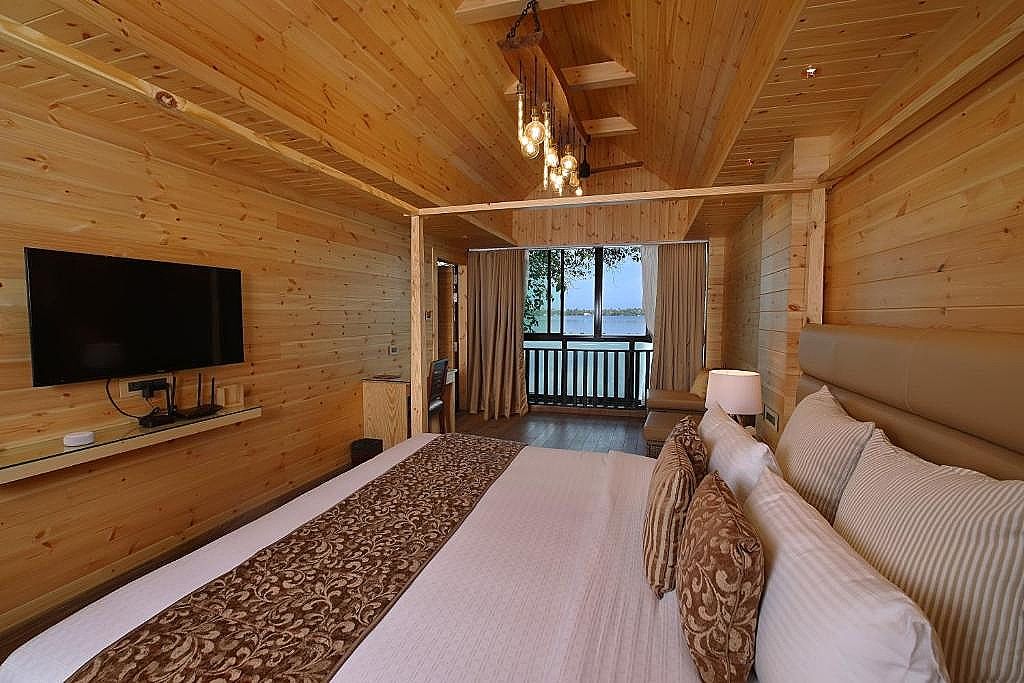 Grandeur lake view Jacuzzi