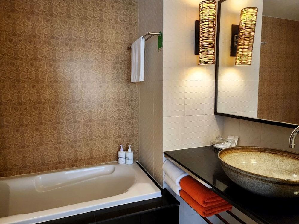 Diamond Cottage Resort & Spa Deluxe Room, Pool View 6