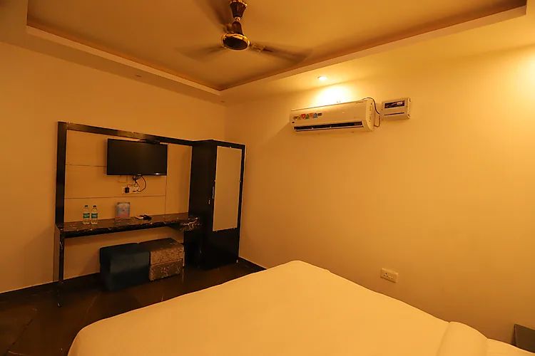 Hotel Gharonda Deluxe Room 14