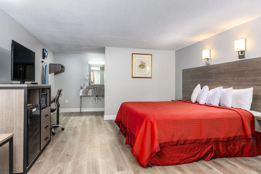 Captains Quarters Motel & Conference Center Deluxe Room, 1 King Bed, Non Smoking 3