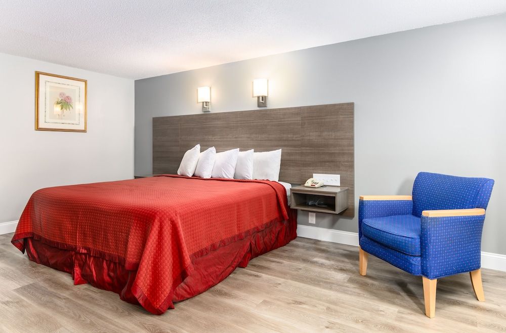 Captains Quarters Motel & Conference Center Deluxe Room, 1 King Bed, Non Smoking 2