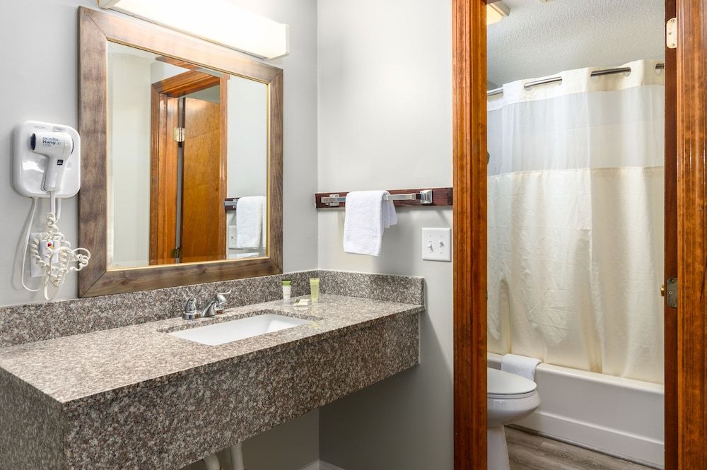 Captains Quarters Motel & Conference Center Deluxe Room, 1 King Bed, Non Smoking 4