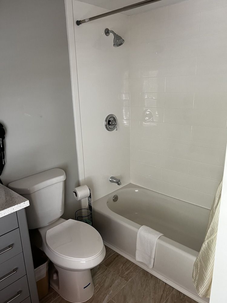 Captains Quarters Motel & Conference Center Deluxe Apartment, 2 Bedrooms 6