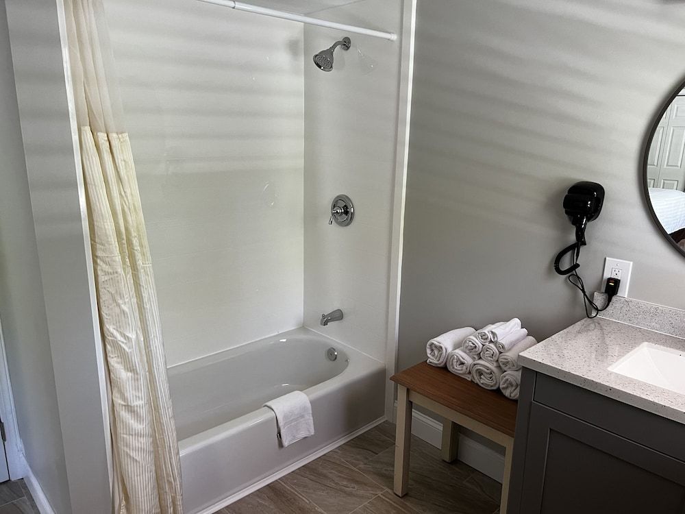 Captains Quarters Motel & Conference Center Deluxe Apartment, 2 Bedrooms 4