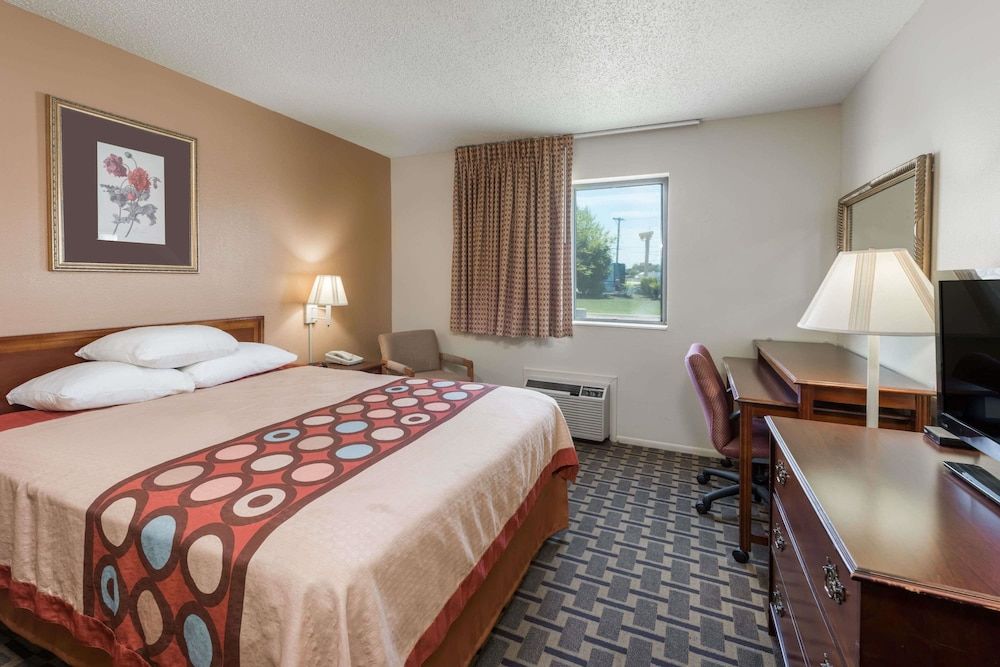 Suite, 1 Queen Bed, Microwave