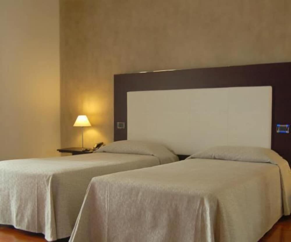 Cremona Palace Hotel Twin Room 3