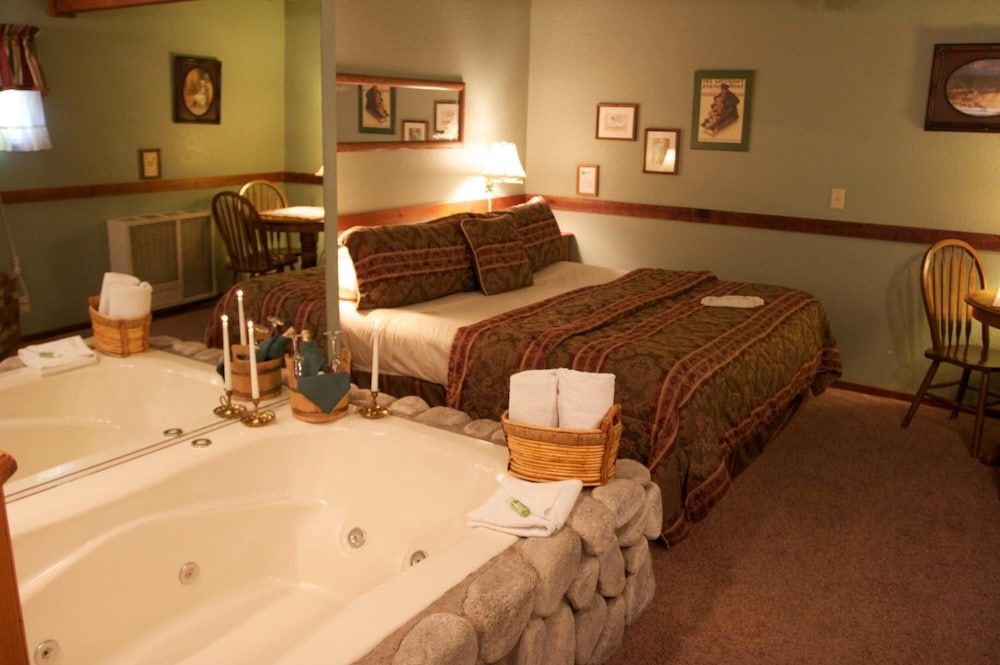 Sleepy Forest Cottages Standard Room, 1 King Bed, Jetted Tub 2
