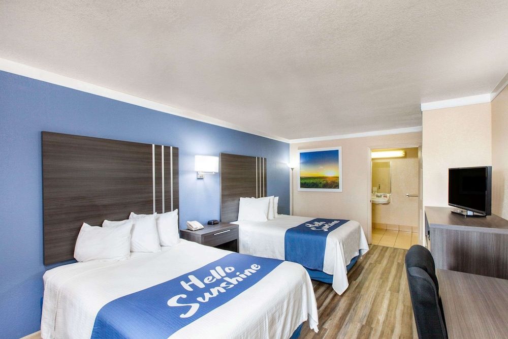Room, 1 King Bed, Accessible, Non Smoking (Roll-In Shower)