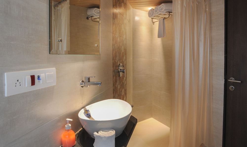 Treebo Balaji Residency Deluxe Double Room 6