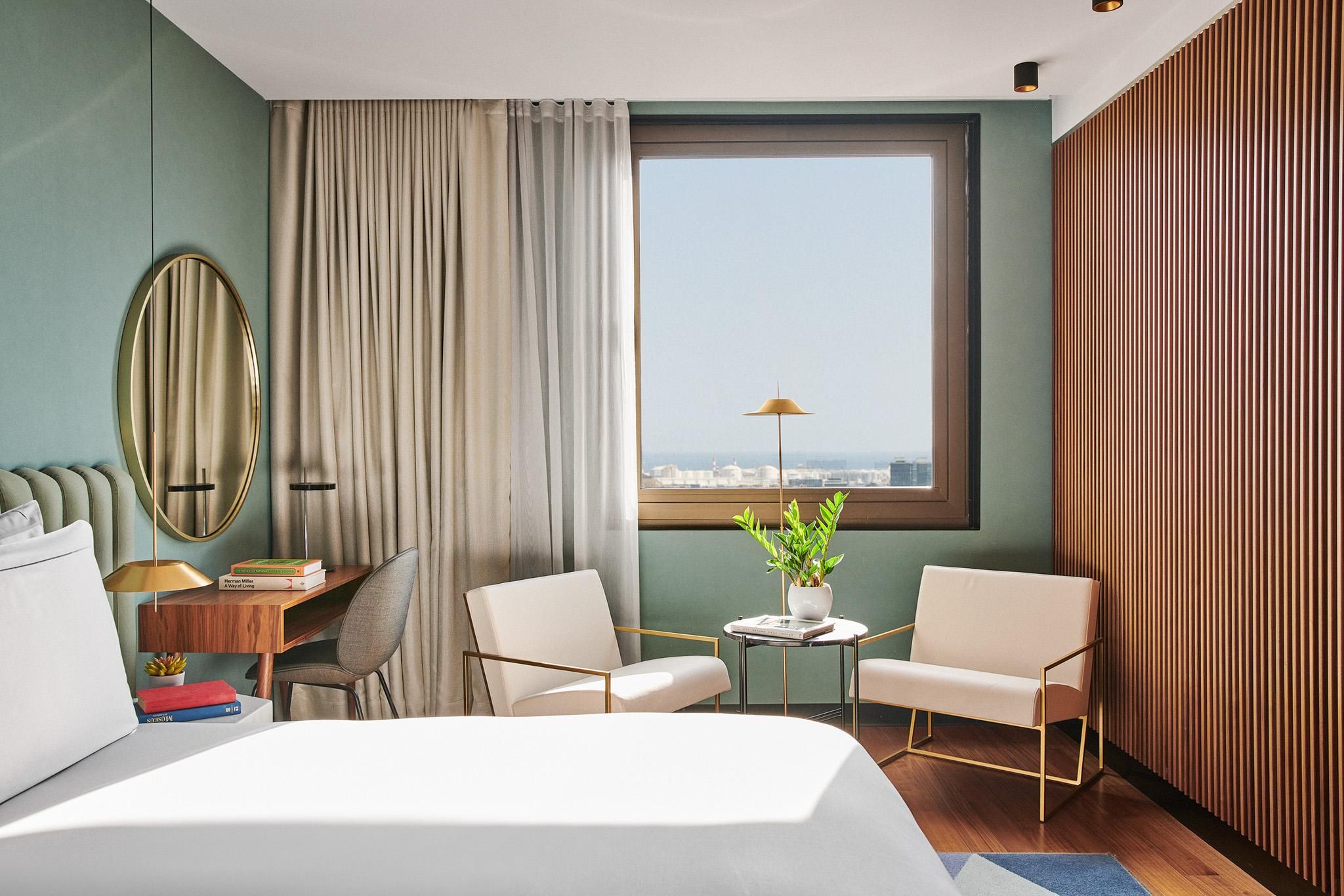 1 King Bed Premium