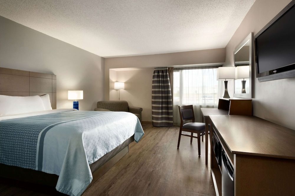Suite, 1 King Bed, Non Smoking, Kitchenette