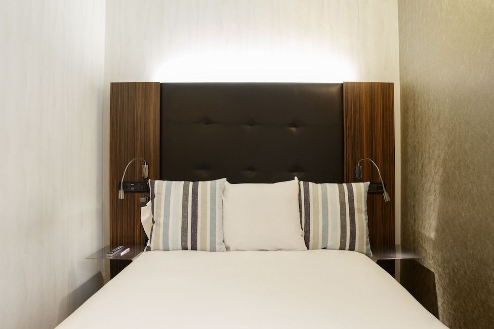 Petit Palace Tamarises Basic Double Room Single Use, Courtyard View 3