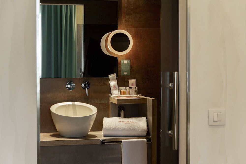 Petit Palace Tamarises Basic Double Room Single Use, Courtyard View 6