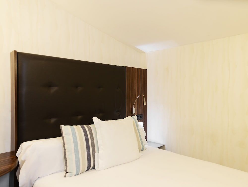 Petit Palace Tamarises Basic Double Room Single Use, Courtyard View 2