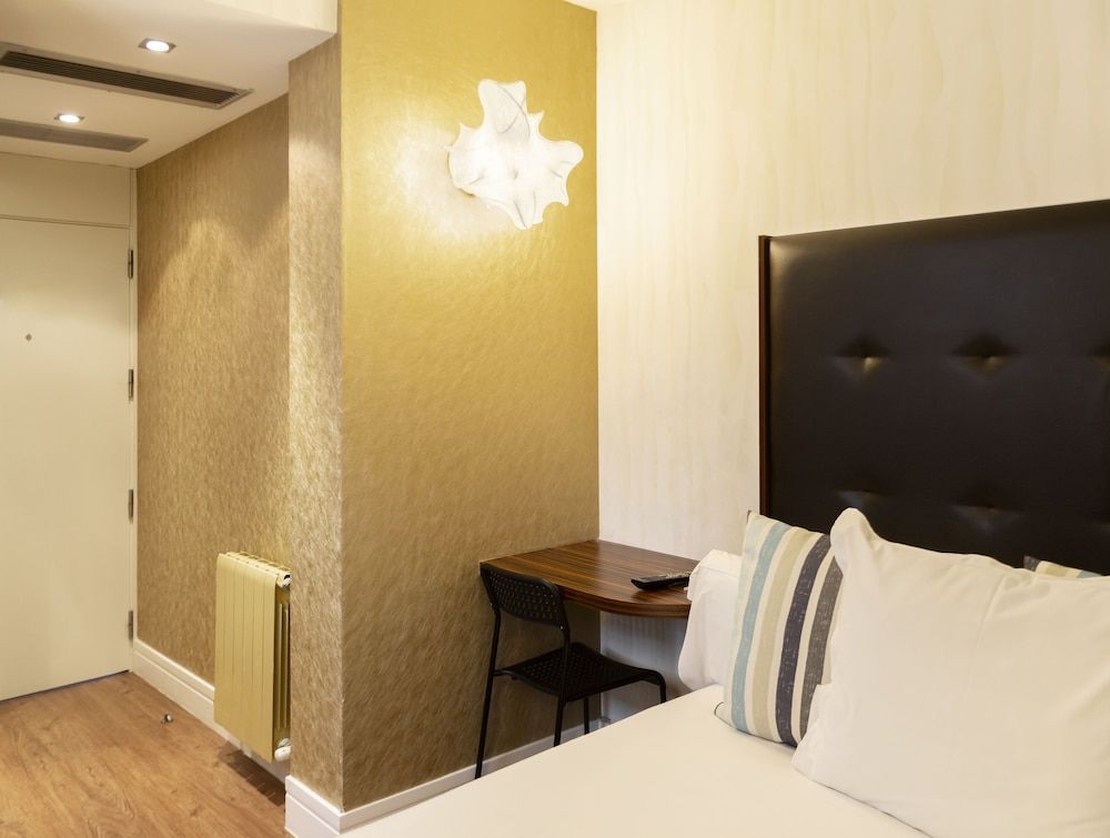 Petit Palace Tamarises Basic Double Room Single Use, Courtyard View 8